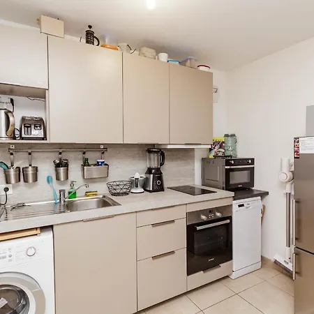 Charming 27m With Balcony In